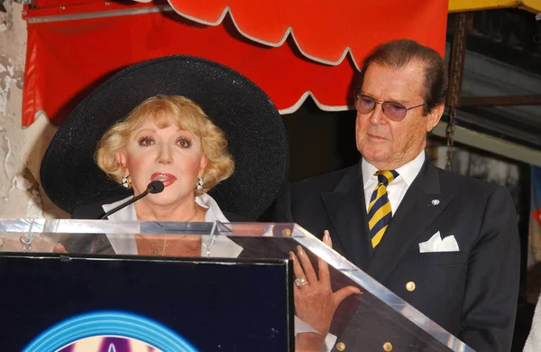 Ruta lee und roger moore — Stockfoto