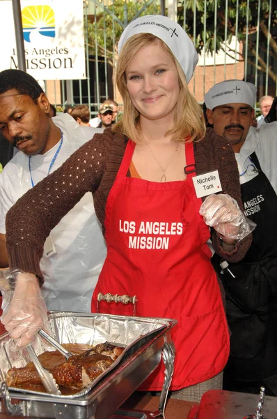 Nicholle Tom at the Los Angeles Mission's Thanksgiving Dinner For the Homeless. L.A. Mission, Los Angeles, CA. 10-21-07 — 图库照片