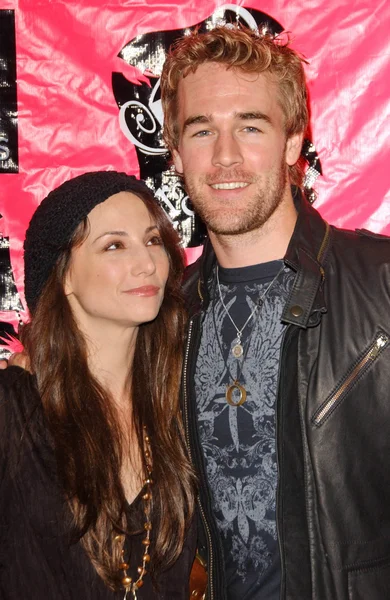 Heather McComb y James Van Der Beek en el quinto programa anual Best In Drag Show, recaudación de fondos para la ayuda al sida. Orpheum Theatre, Los Ángeles, CA. 10-14-07 — Foto de Stock