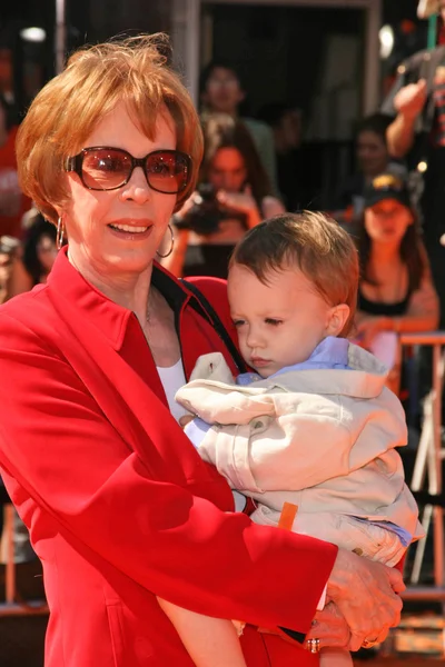 Carol Burnett e seu neto — Fotografia de Stock