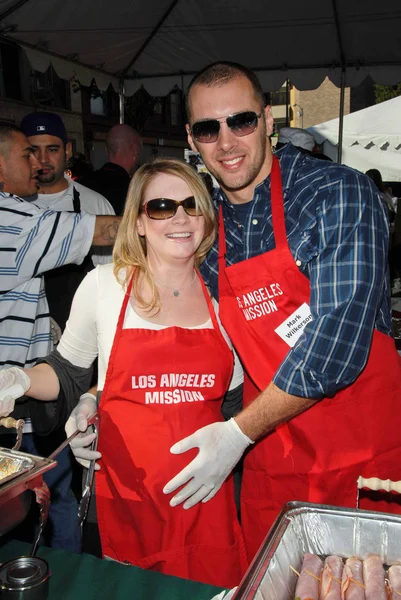 Melissa Joan Hart ve Mark Wilkerson, Los Angeles görev Noel yemeğinin evsizler için. Los Angeles misyonu, Los Angeles, Ca. 12-24-07 — Stok fotoğraf