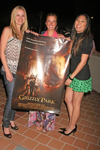 Julie Skon with Emily Foxler and Jelynn Rodriguez — Stock Photo, Image