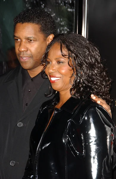 Denzel washington en pauletta washington op een screening van de industrie van Amerikaanse gangster. Arclight hollywood, hollywood, ca. 10-29-07 — Stockfoto