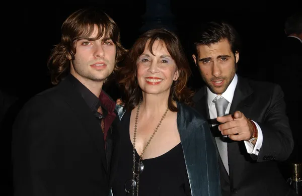 Robert Schwartzman com Talia Shire e Jason Schwartzman — Fotografia de Stock