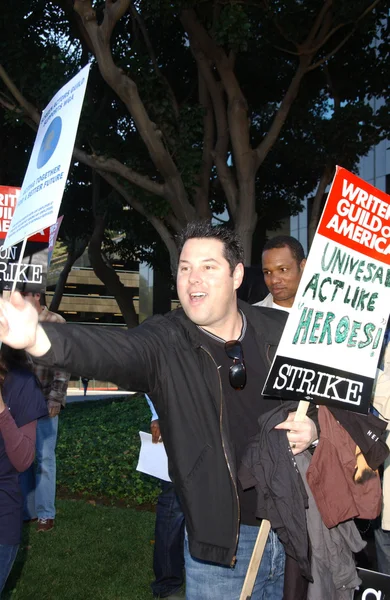 Greg Grunberg at the Writers Guild of America Picket Line in front of Universal Studios. Universal City, CA. 12-11-07 — Stock fotografie