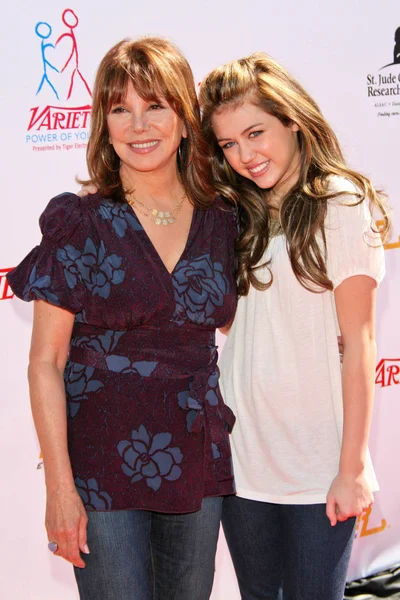 Marlo Thomas et Miley Cyrus au Power of Youth Benefiting St. Jude 2007. The Globe Theatre, Universal City, CA. 10-06-07 — Photo