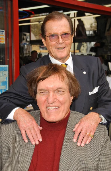 Roger moore i richard kiel — Zdjęcie stockowe