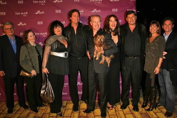 Neal Mcdonough, Ruve Robertson ve ailesiyle birlikte Scifi Network'ün "Tin Man" filminin galasında. Cinerama Dome, Hollywood, Ca. 11-27-07 — Stok fotoğraf
