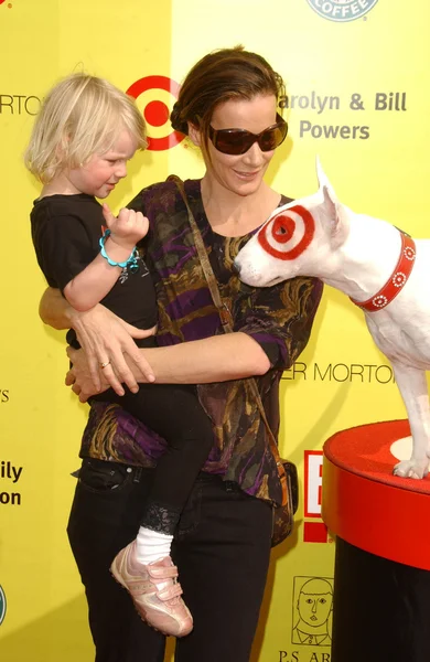 Rachel Griffiths and son Banjo at P.S. Arts 10th Annual "Express Yourself" Benefit. Barker Hanger, Santa Monica, CA. 11-04-07 — Stock Photo, Image