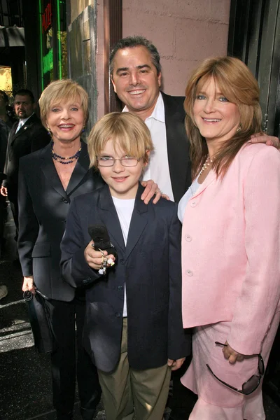 Florence Henderson and Christopher Knight with Susan Olsen and son Michael — 图库照片