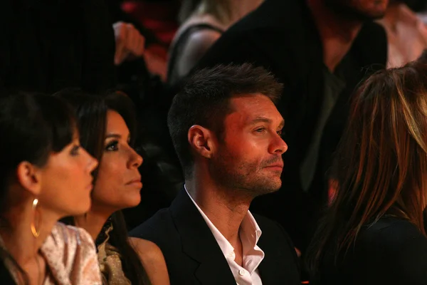 Eva Longoria y Ryan Seacrest en el 12º Desfile de Moda Anual de Victorias Secret. Teatro Kodak, Hollywood, CA. 11-15-07 — Foto de Stock