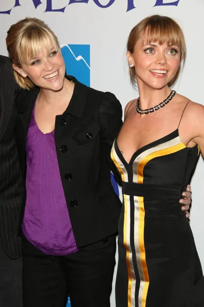 Reese Witherspoon ja Christina Ricci — kuvapankkivalokuva