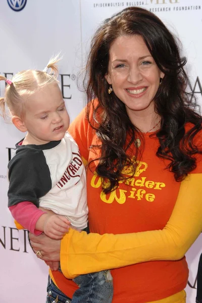 Joely Fisher y su hija True en la Kinerase Skincare Celebration On The Pier organizada por Courteney Cox en beneficio de la EV Medical Research Foundation. Muelle de Santa Monica, Santa Monica, CA. 09-29-07 —  Fotos de Stock