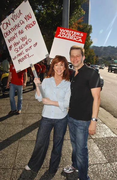 Kathy griffin en jon cryer op de writers guild van Amerika piket lijn voor universele studio's. universele stad, ca. 11-13-07 — Stockfoto