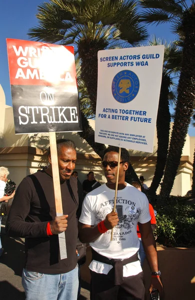 Isaiah Washington at the Writers Guild of America Picket Line in front of Paramount Studios. Hollywood, CA. 12-12-07 — Stock Photo, Image