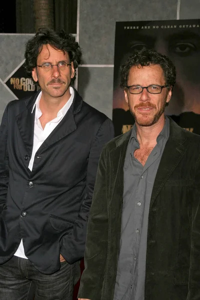 Joel Coen a Ethan Coen v Los Angeles premiéru "Tahle země není pro starý". El Capitan divadlo, Hollywood, Ca. 11-04-07 — Stock fotografie