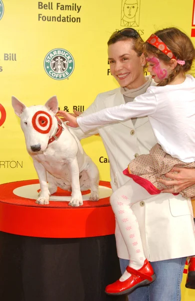 Embeth Davidtz e la figlia Charlotte al P.S. Arts 10th Annual "Express Yourself" Benefit. Barker Hanger, Santa Monica, CA. 11-04-07 — Foto Stock