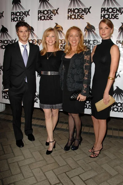 Dave Annable e Sarah Jane Morris com Patricia Wettig e Emily VanCamp — Fotografia de Stock