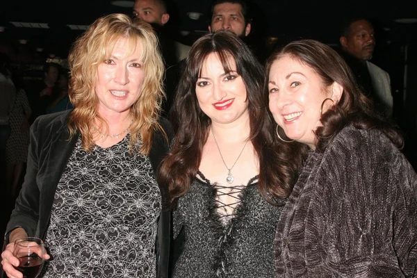 Monica Wild with Vikki Lizzi and guest at the birthday party for Al Pacino's stepmother Katherin Kovin Pacino. Blue Moon, North Hollywood, CA. 03-02-08 — Stock fotografie