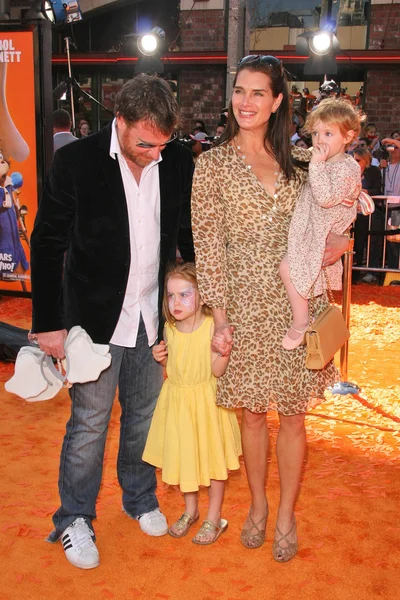 Brooke Shields avec Chris Henchy et sa famille — Photo