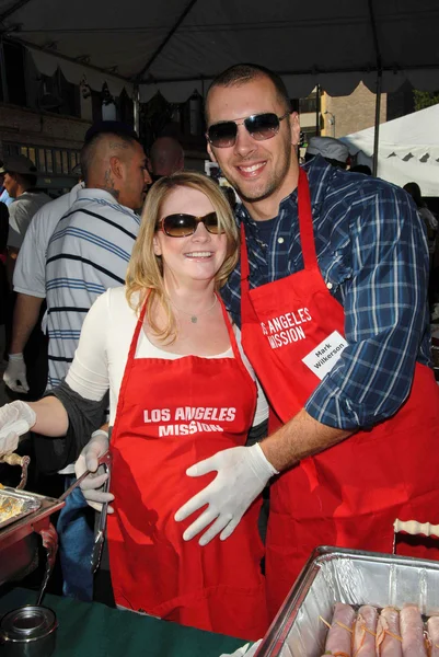 Melissa Joan Hart i Mark Wilkerson w Los Angeles Mission Christmas Eve obiad dla bezdomnych. Los Angeles Mission, Los Angeles, Ca. 12-24-07 — Zdjęcie stockowe