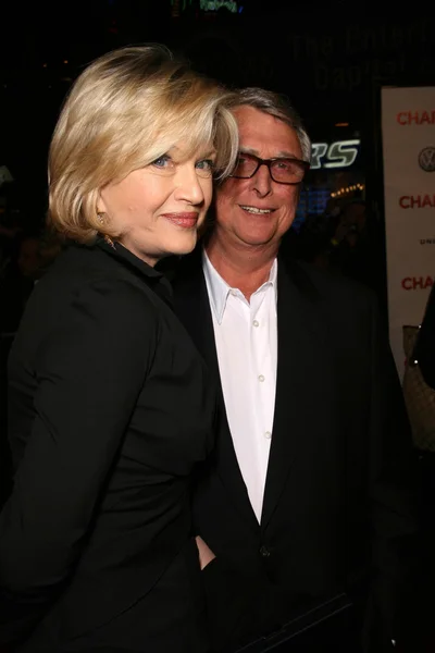 Diane Sawyer ve Mike Nichols Charlie Wilson'ın Savaşı'nın Dünya Prömiyeri'nde. Citywalk Universal Studios, Universal City, Ca. 12-10-07 — Stok fotoğraf