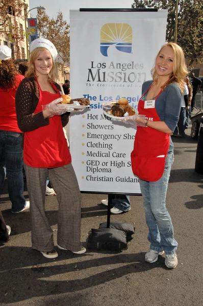 Nicholle Tom y Alana Curry en la cena de Acción de Gracias de la Misión de Los Ángeles para las personas sin hogar. L.A. Mission, Los Angeles, CA. 10-21-07 — Foto de Stock