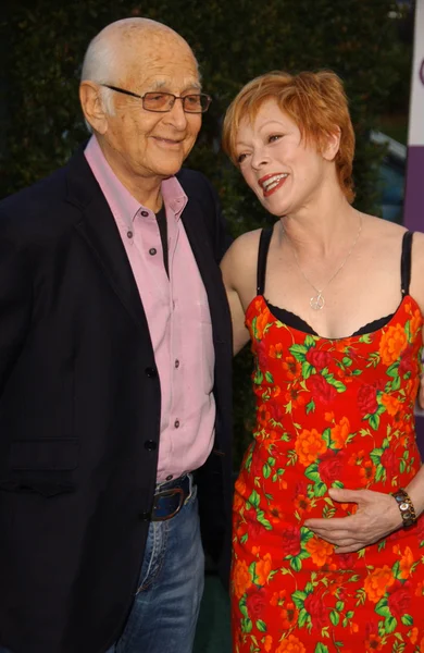 Norman Lear en Frances Fisher op de 17e jaarlijkse Environmental Media Association Awards. Ebell van Los Angeles, Los Angeles, Ca. 10-24-07 Club — Stockfoto