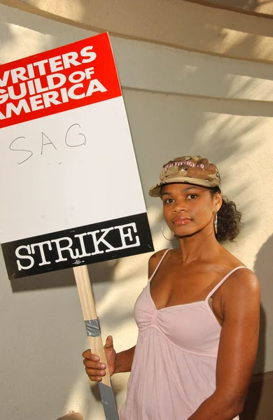 Kimberly Elise at the Writers Guild of America Picket Line in front of Paramount Studios. Hollywood, CA. 12-12-07 — Stock Photo, Image