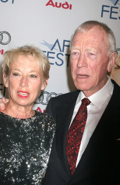 Max von Sydow och gäst på premiären av "The Diving Bell och Butterfly". ArcLight biografer, Hollywood, ca. 11-08-07 — Stockfoto