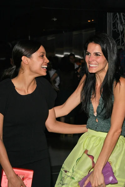 Rosario dawson en angie harmon — Stockfoto