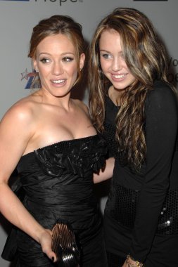 Hilary duff ve yaşam 2007 ruhu, miley cyrus ödül akşam yemeği hilary duff tarafından ev sahipliği yaptı. Pasifik Tasarım Merkezi, west hollywood, ca. 09 / 27 / 07