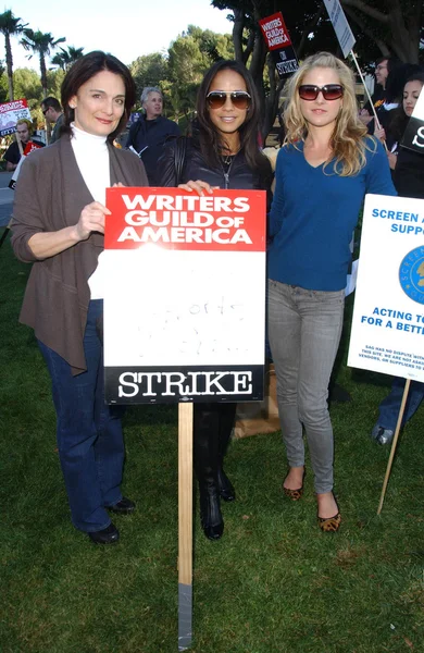 Cristine Rose with Dania Ramirez and Ali Larter at the Writers Guild of America Picket Line in front of Universal Studios. Universal City, CA. 12-11-07 — Stockfoto