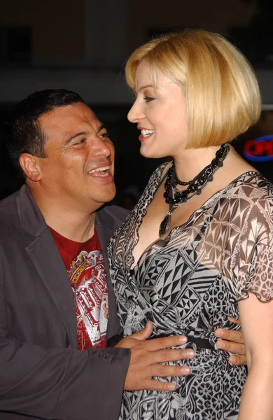 Carlos Mencia and wife Amy at the Los Angeles Premiere of "The Heartbreak Kid". Mann Village Theatre, Westwood, CA. 09-27-07 — Stock Photo, Image