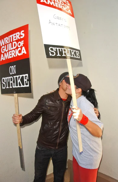 Justin Chambers and Sara Ramirez at the Writers Guild of America Picket Line in front of Paramount Studios. Hollywood, CA. 12-12-07 — Stok fotoğraf