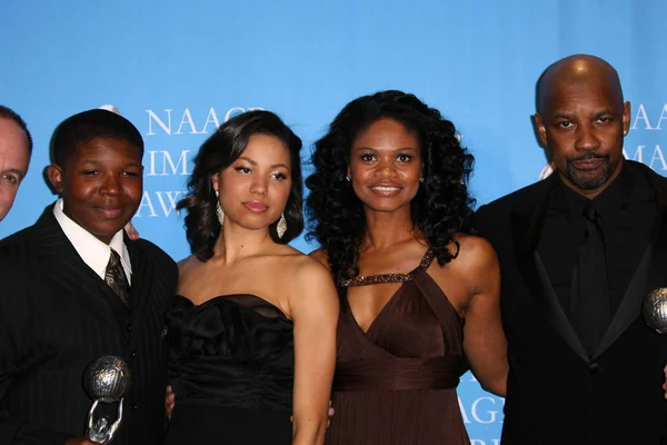 Kyle Massey and Jurnee Smollett with Kimberly Elise and Denzel Washington — Stockfoto