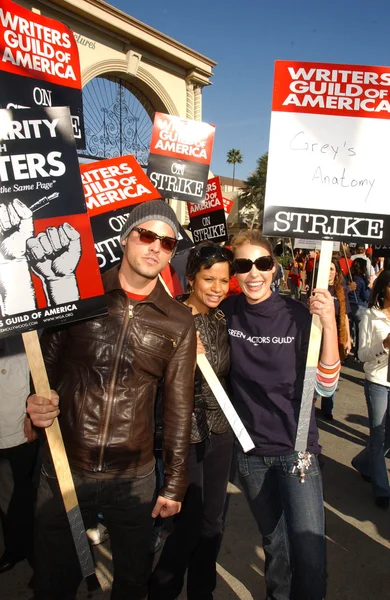 Justin Chambers dan istrinya Keisha dengan Katherine Heigl di Writers Guild of America Picket Line di depan Paramount Studios. Hollywood, CA. 12-12-07 — Stok Foto