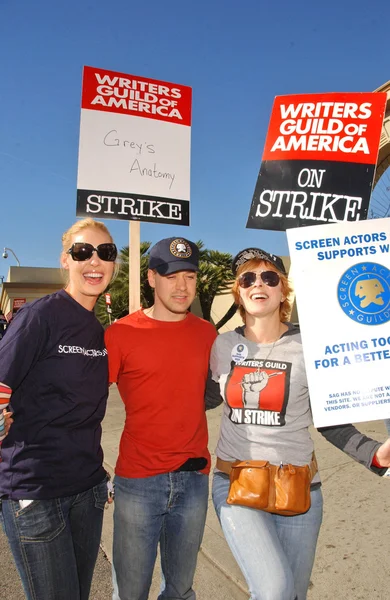 Katherine Heigl with T.R. Knight and Frances Fisher at the Writers Guild of America Picket Line in front of Paramount Studios. Hollywood, CA. 12-12-07 — Stock Photo, Image