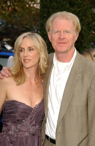 Ed Begley Jr. and wife Rachelle at the 17th Annual Enviromental Media Association Awards. Ebell Club Of Los Angeles, Los Angeles, CA. 10-24-07 — стокове фото