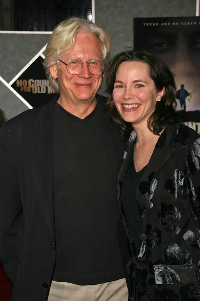 Bruce Davison y su esposa Michele en el estreno en Los Ángeles de "No Country For Old Men". Teatro El Capitán, Hollywood, CA. 11-04-07 — Foto de Stock