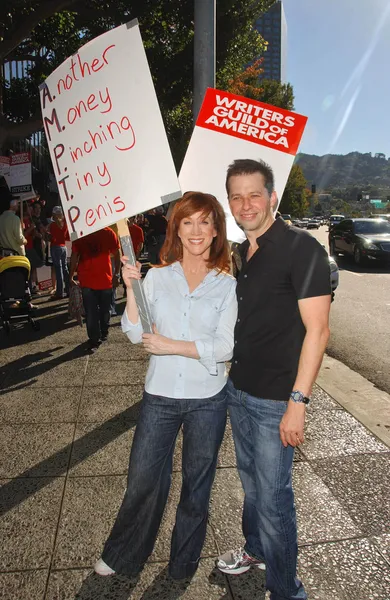 Kathy griffin ve jon cryer Amerika grev çizgisini universal studios önünde Yazarlar Birliği de. Universal city, ca. 11-13-07 — Stok fotoğraf