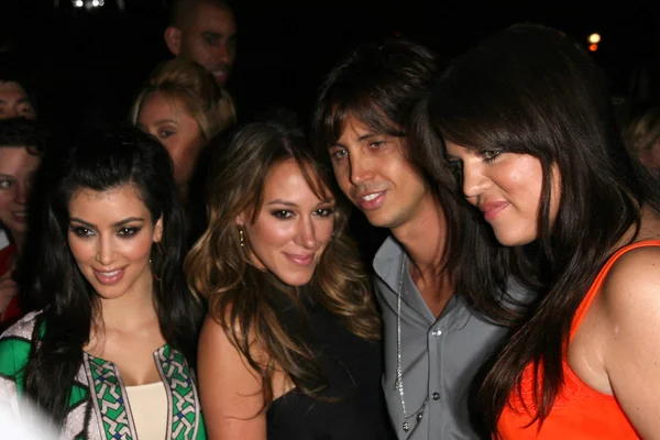 Kimberly Kardashian e Haylie Duff con Jonathan Cheban e Khloe Kardashian al Kritik Clothing Party. Lisa Kline, Beverly Hills, CA. 04-10-08 — Foto Stock