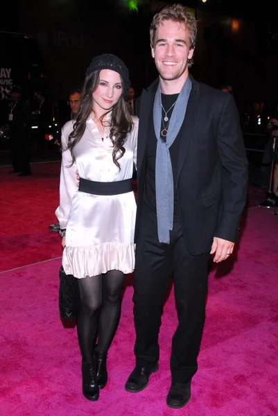 Heather McComb and James Van Der Beek arriving at the 2007 Victoria's Secret Fashion Show. Kodak Theatre, Hollywood, CA. 11-15-07 — Stok fotoğraf