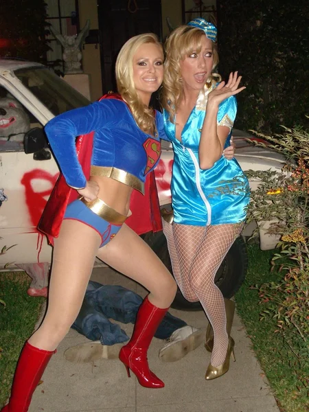 Katie Lohmann y Mojo Hunter preparándose para ir a la fiesta de Halloween de Playboy. Ubicación privada, Los Ángeles, CA. 10-27-07 —  Fotos de Stock