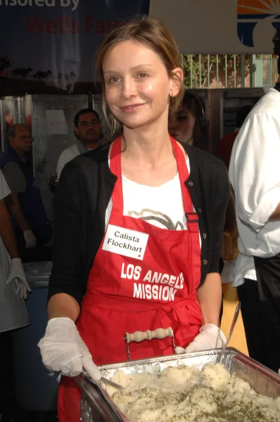 Calista flockhart v los angeles mise díkůvzdání večeře pro bezdomovce. l.a. mise, los angeles, ca. 10-21-07 — Stock fotografie