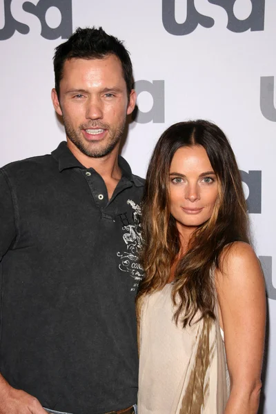 Jeffrey Donovan and Gabrielle Anwar — Zdjęcie stockowe