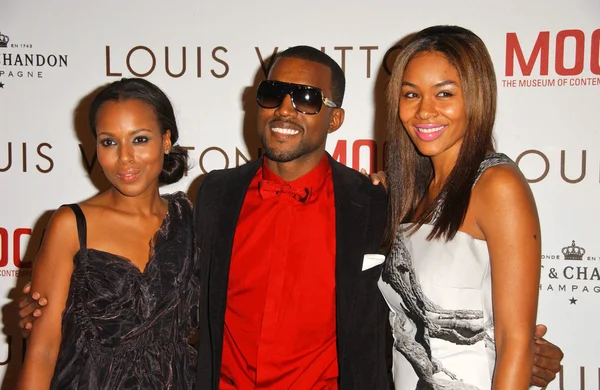 Kerri Washington with Kanye West and friend at the Gala Opening of MURAKAMI. MOCA, Los Angeles, CA. 10-28-07 — Stock Photo, Image