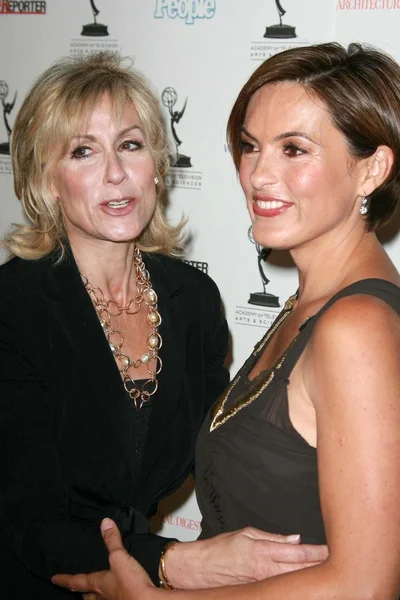 Judith Light e Mariska Hargitay al 59esimo ricevimento annuale degli Emmy Awards. Pacific Design Center, Los Angeles, CA. 09-14-07 — Foto Stock