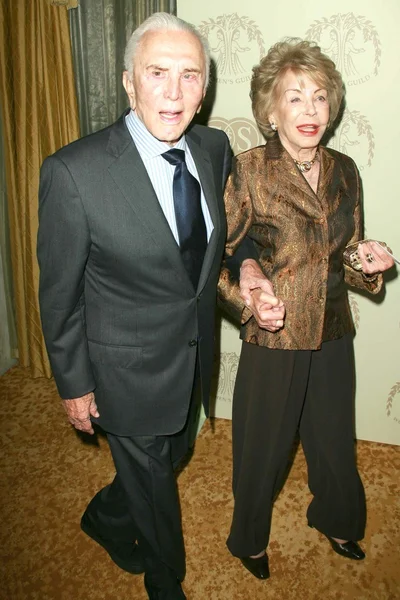 Кирк Дуглас и его жена Энн на праздновании 50-летия Женской гильдии по сбору средств. Отель Беверли Уилшир, Беверли-Хиллз, Калифорния. 09-15-07 — стоковое фото