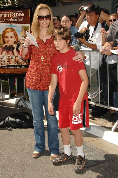 Lisa Kudrow e filho Julian — Fotografia de Stock